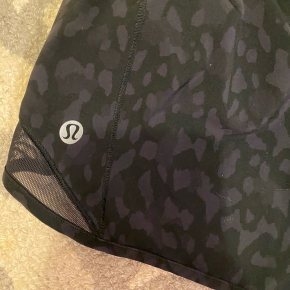 Lululemon Hotty Hot 2.5 lowrise shorts in Heritage Camo - Picture 3 of 3